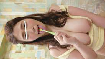 夫のアレが小さくて満足していない素人妻が男優の大きなオチンチ●...